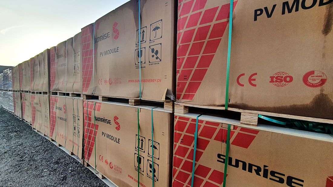 Originalverpackte Solarmodule in Kartons auf Paletten