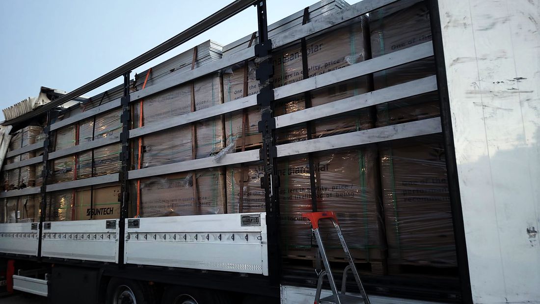 Sattelzug, beladen mit Paletten voller Solarmodule
